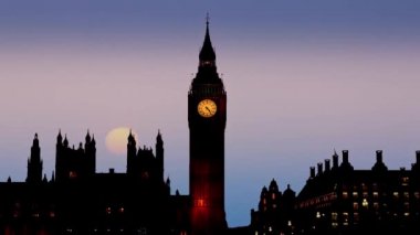 Westminster Bridge geceleri ve Big Ben Londra'nın görünümü.