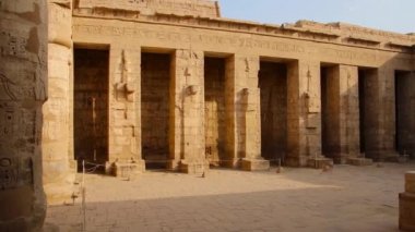 Güzel antik Medine-Habu Tapınağı. Mısır, Luxor.