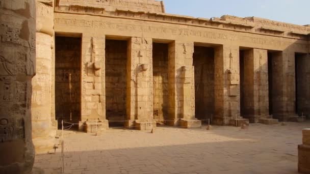 Krásný starobylý chrám Medina-Habu. Egypt, Luxor. — Stock video
