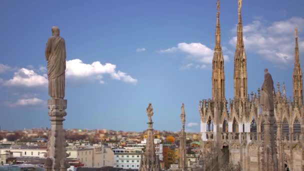 Milano Italien, utsikt över staden från terrassen i Duomo. — Stockvideo