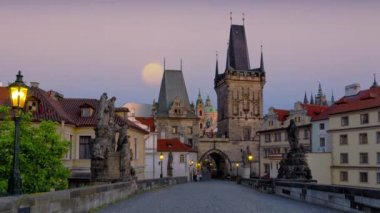 Akşam Prag, Charles Köprüsü boyunca bir yürüyüş.
