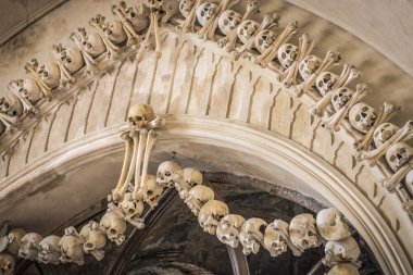 İnsan kafatasları ve kemikleri Kutna Hora bir kilise. Sedlec aldığı Çek: Sedci Kostnice .