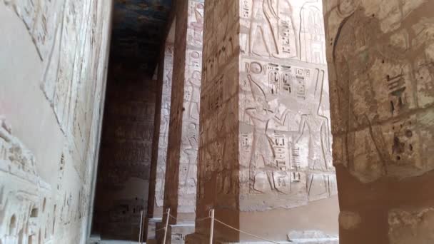 Piękna starożytna świątynia Medina-Habu. Egipt, Luxor. — Wideo stockowe