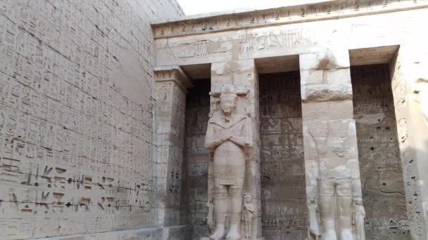 Прекрасний стародавній храм Медіна-Хабу. Єгипет, Луксор. — стокове відео