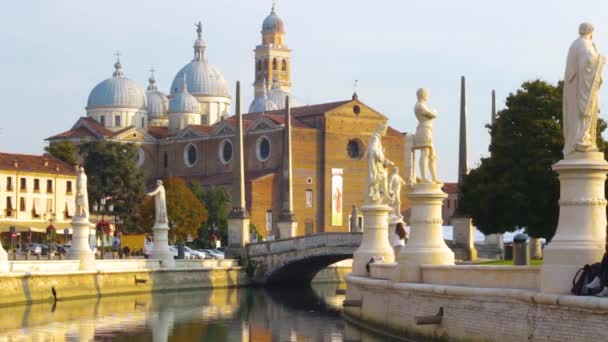 Piazza della Valle ve Basilica Santa Justina Padua yılında. — Stok video