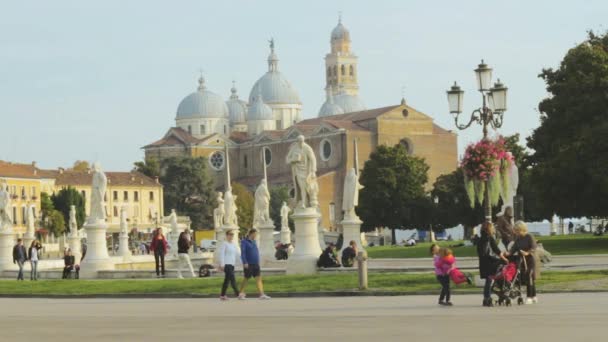 Padua, Italia - Octubre 2017: Familia feliz con niños pasea por Piazza della Valle . — Vídeos de Stock