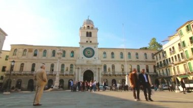 Padua, İtalya - 17 Ekim: XVI. yüzyılın yüksek saat kulesi ile kaptanları Palace yakınındaki turistler ve yerliler için yürüyüş.