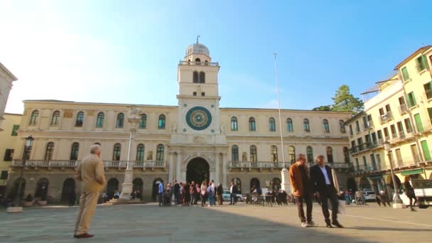 PADUA, ITALIA - 17 DE OCTUBRE: Turistas y lugareños pasean cerca del Palacio de los Capitanes con la torre del reloj del siglo XVI . — Vídeos de Stock