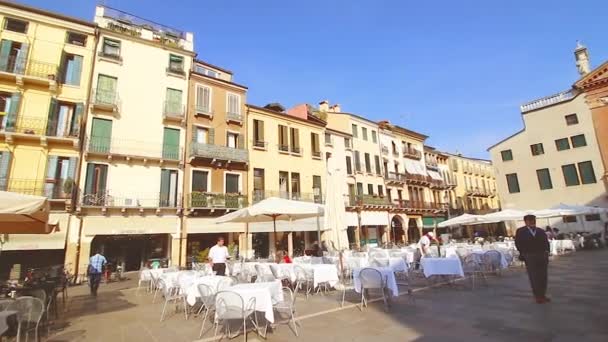 PADUA, ITALIA - 17 OTTOBRE: Un sacco di caffè per rilassarsi sulla piazza vicino al Palazzo dei Capitani con l'alta torre dell'orologio del XVI secolo . — Video Stock