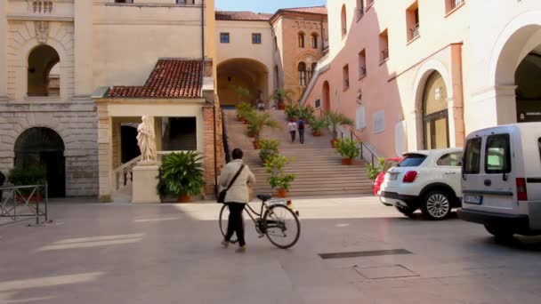 美しいイタリア、パドヴァ、住居棟、パティオのパドヴァ, イタリア - 10 月 17 日: アーキテクチャ. — ストック動画