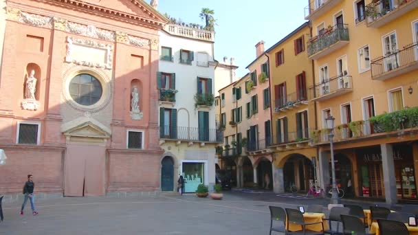 Padova - Ottobre 2017: bella architettura sulla piazza vicino al Palazzo dei Capitani con l'alta torre dell'orologio del XVI secolo . — Video Stock