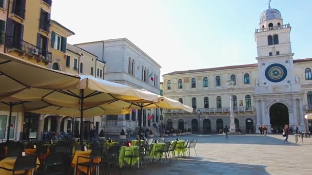 Padua, italien - 17. oktober: viele cafés zum entspannen auf dem platz in der nähe des hauptmannspalastes mit dem hohen uhrturm aus dem xvi jahrhundert. — Stockvideo