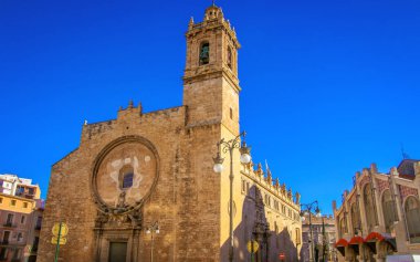 Mercado Central de Valencia yanındaki St. John Kilisesi