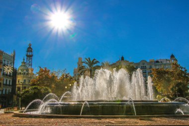 Valencia Aiuntamiento merkezi meydanında güzel çeşme.