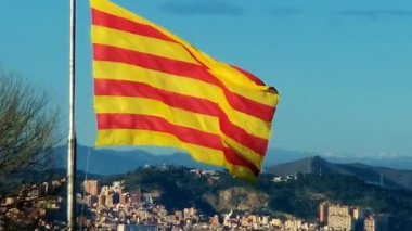 Catalonia bayrağı. Sanyor Barcelona üzerinden uçar