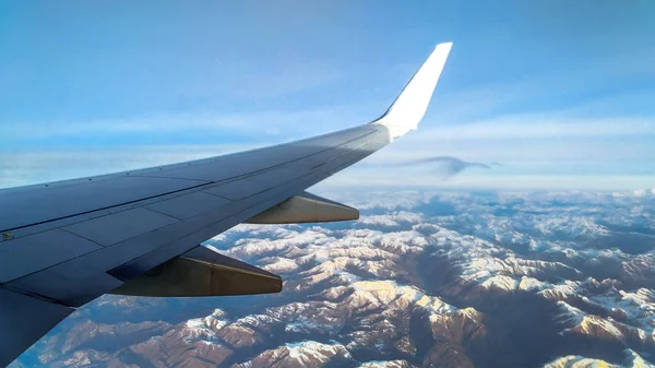 Montanhas Neve Branca Nos Topos Sob Asa Aeronave Durante Voo — Fotografia de Stock