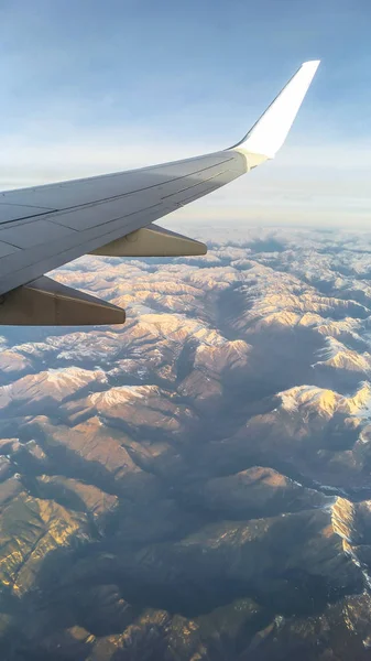 Montagne Neve Bianca Sulle Cime Sotto Ala Dell Aereo Durante — Foto Stock