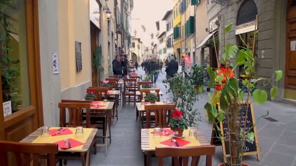 Porto, Portogallo. Gennaio 2018: residenti e turisti passeggiano davanti a un caffè nel centro storico di Porto — Video Stock