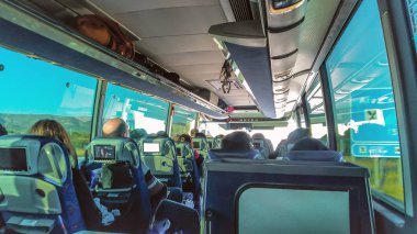 Modern rahat Avrupa otobüs yolcu taşıma. Otobüs salon.