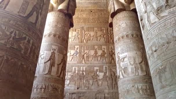 Hermoso interior del templo de Dendera o el Templo de Hathor. Egipto, Dendera, cerca de la ciudad de Ken . — Vídeo de stock