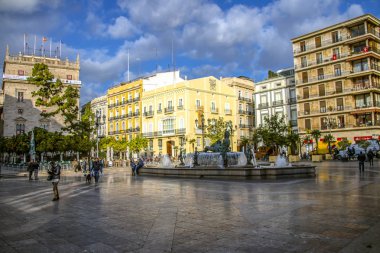 Valencia, İspanya güzel bir çeşme ile St. Virgin kare.