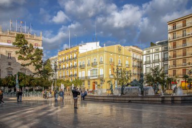 Valencia, İspanya güzel bir çeşme ile St. Virgin kare.