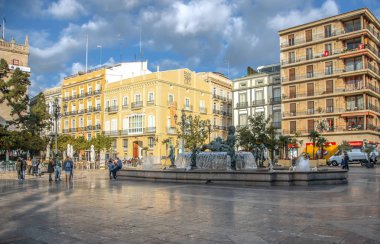 Valencia, İspanya güzel bir çeşme ile St. Virgin kare.