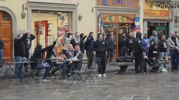 Firenze, Olaszország - November 2018: Rajongók, csoport rajongók az utcai kávézóban — Stock videók