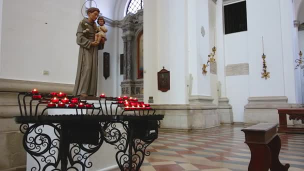 Интерьер красивой европейской православной церкви . — стоковое видео