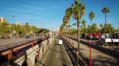 Barcelona, İspanya - Ocak 2019: arabalar tünel karayolu boyunca dolgu çıkarma.