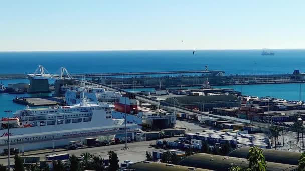 巴塞罗那港的五颜六色的全景 从蒙朱伊奇的意见 — 图库视频影像
