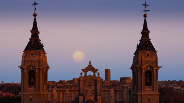 Schöner Blick Auf Die Türme Der Kathedrale Von Almudena Madrid — Stockvideo