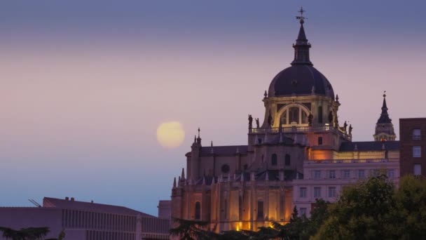 Madrid'da Almudena Katedrali görkemli kubbe. İspanya — Stok video