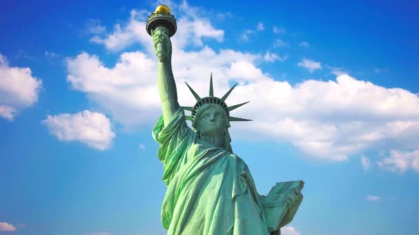 Statua della Libertà negli USA contro il cielo e le nuvole . — Video Stock