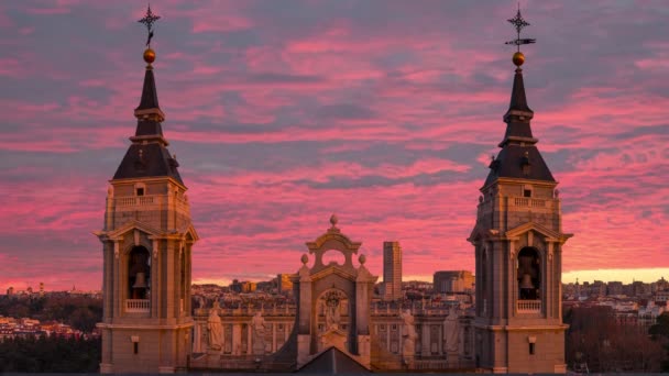 Prachtig uitzicht op de torens van de kathedraal van Almudena in Madrid. Spanje. — Stockvideo