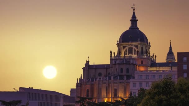 Die majestätische kuppel der almudena-kathedrale in madrid. Spanien — Stockvideo
