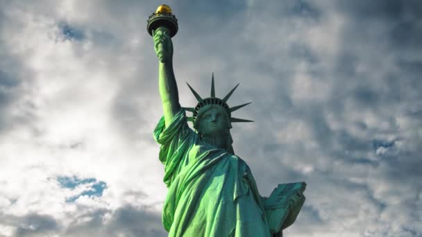 Statue de la Liberté aux Etats-Unis contre le ciel et les nuages . — Video