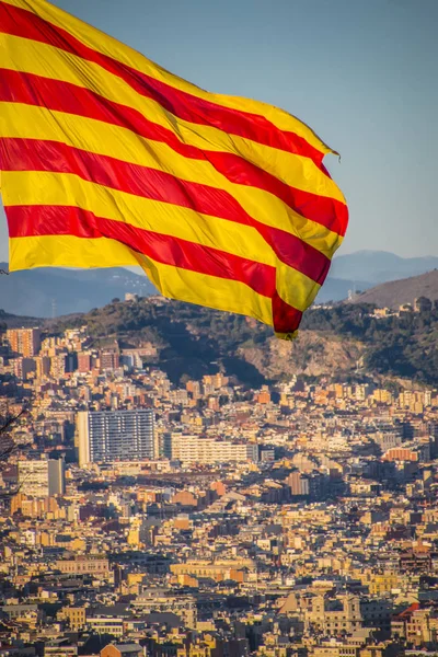 Vlajka Katalánsko. Sanyor letí nad Barcelona — Stock fotografie