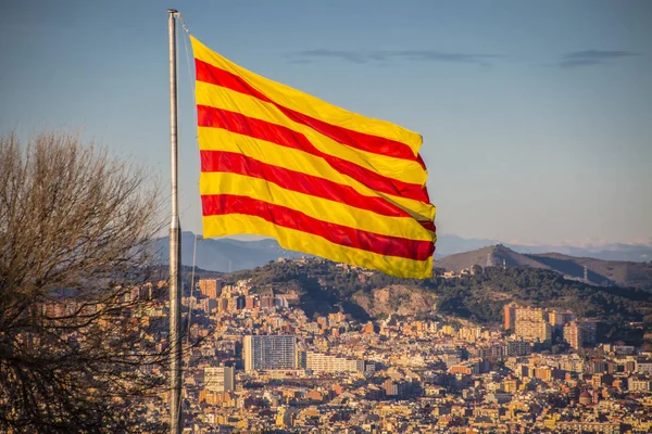 Flagge Kataloniens. sanyor fliegt über barcelona — Stockfoto