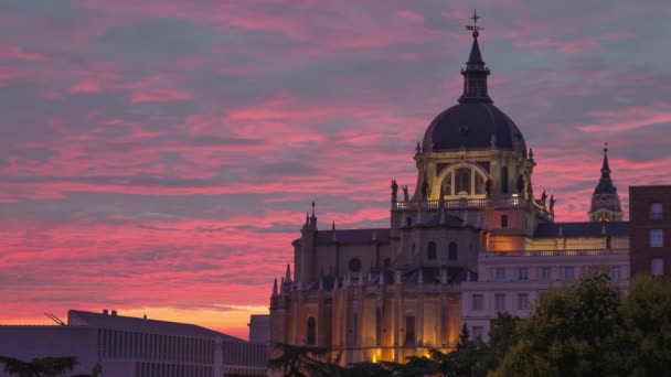 Die majestätische kuppel der almudena-kathedrale in madrid. Spanien — Stockvideo