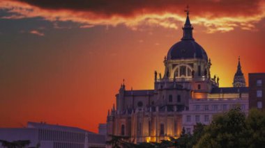 Madrid'da Almudena Katedrali görkemli kubbe. İspanya