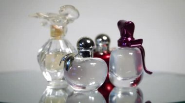 Modern Cam parfüm şişeleri beyaz arka plan üzerinde döndürme.