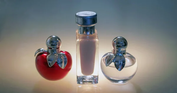 Belles bouteilles en verre modernes pour parfum féminin — Photo