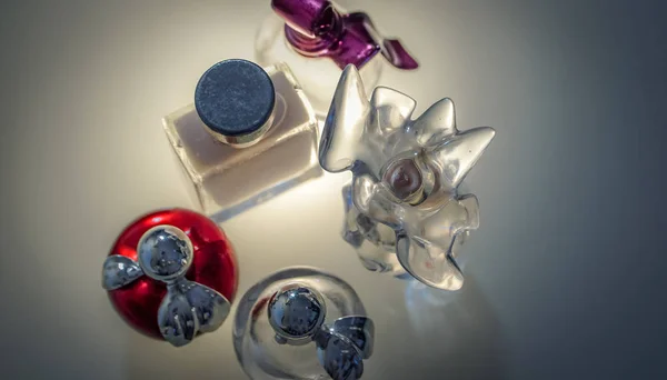 Красиві сучасні скляні пляшки для жіночих парфумів — стокове фото