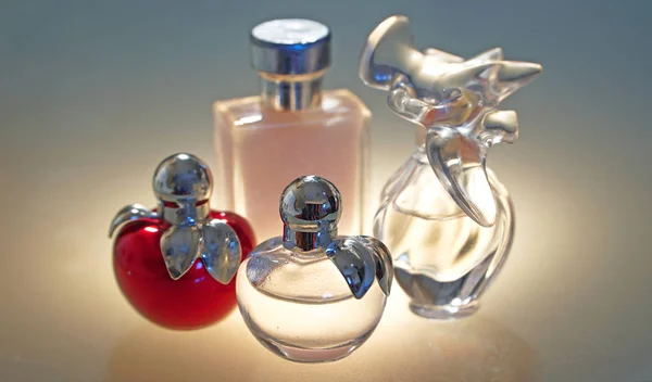 Hermosas botellas de vidrio modernas para perfume de mujer —  Fotos de Stock