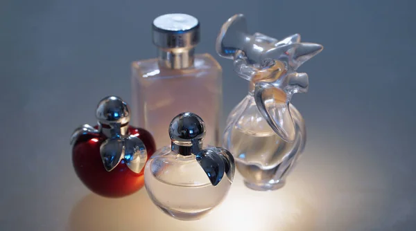 Beautiful modern glass bottles for women's perfume — Stock Photo, Image