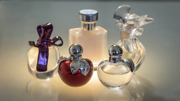 Hermosas botellas de vidrio modernas para perfume de mujer — Foto de Stock