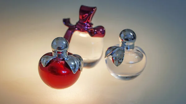 Belles bouteilles en verre modernes pour parfum féminin — Photo