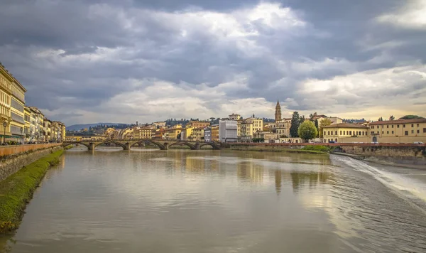 Ponte medieval Ponte Vecchio. Vista do Rio Arno a partir da beira-mar em Florença — Fotografia de Stock