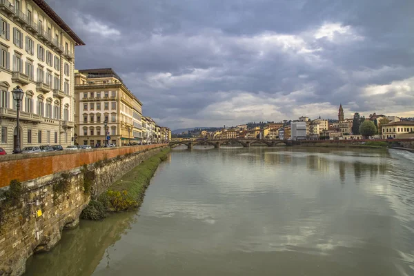 Středověký most Ponte Vecchio. Pohled na řeku Arno od nábřeží ve Florencii — Stock fotografie